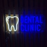 Неоновая вывеска для стоматологии Dental Clinic+Зуб 45х20см стоматологія фото